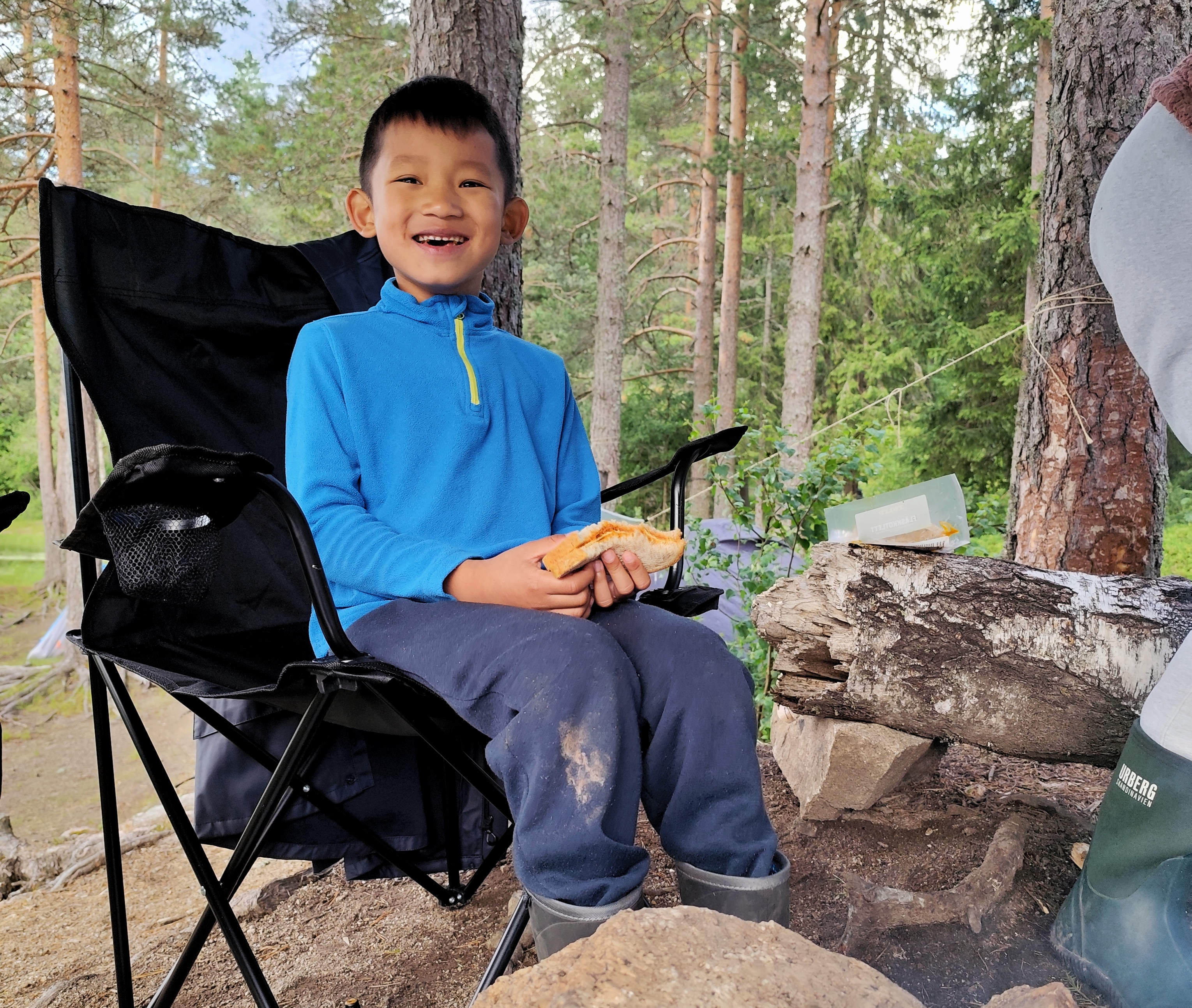Sommerleir 2024 — elev i skogen på Brevik-leiren